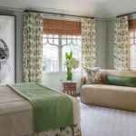 Dormitor cu jaluzele din lemn si draperii albe cu motive florale verzi