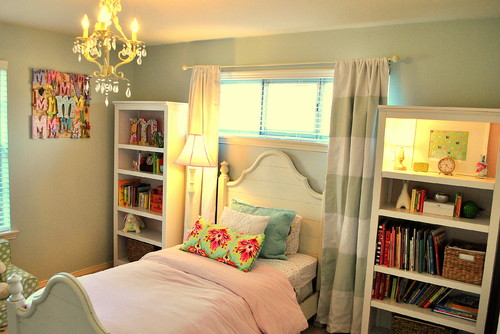 Dormitor pentru tineret cu fereastra lunga si ingusta decorata cu jaluzele si draperii in dungi albe cu gri
