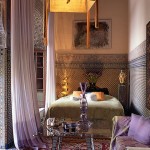 Dormitor original marocan cu oglinda cu rama lata din lemn pictata si usi din lemn cu motive marocane