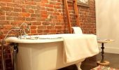 baie in stil industrial cu perete placat cu caramida